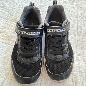 Skechers Kids Black and Gray Athletic Sneakers. Size 2.5